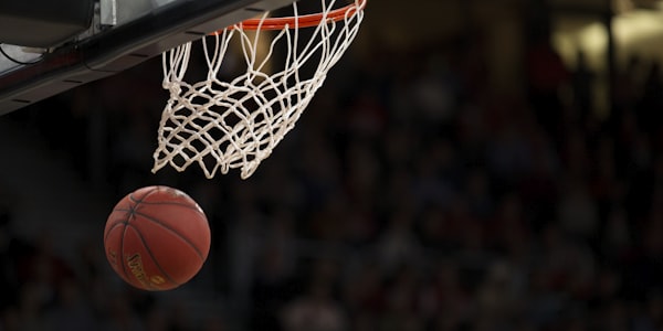 2026年NBA篮球比赛直播画面，球员扣篮瞬间